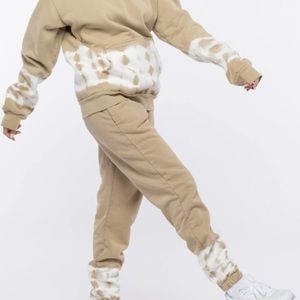 Size medium talentless sweatpants. Used in perfect condition. Super cute + warm